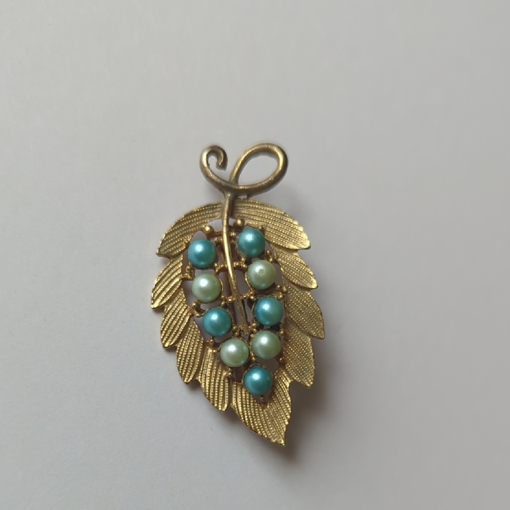 Pin Brooch Leaf Shaped Gold Tone With Faux Pearls Teal And Light Blue